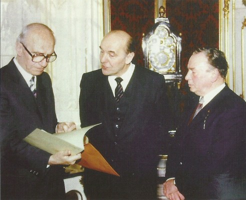 9. Zástupci českých spolků předávají pamětní medaili spolkovému prezidentovi R. Kircchschlägerovi